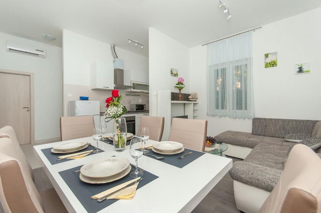 אומיס Tanja Apartment מראה חיצוני תמונה